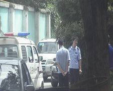 殷舜尧招来610便衣和警察约十多二十人为自己壮胆