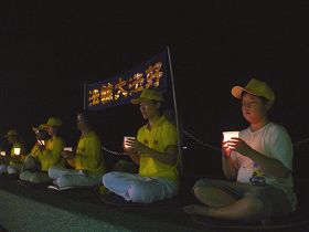 台东法轮功学员在知本河堤烛光静坐，悼念被中共迫害致死的法轮功修炼者。