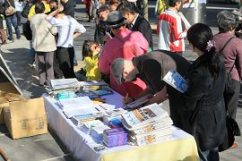 路人纷纷签名声援“三退”（退党、退团、退队）