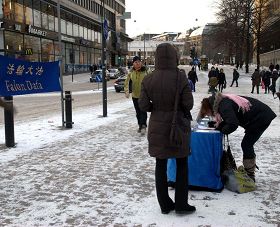 '路人签名支持法轮功'