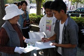 日本东广岛市第二十三届酒节上，游客签名谴责中共活摘器官