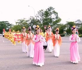 '由法轮功学员组成的新年的游行队伍'