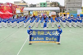 一百多位法轮功学员组成的天国乐团的定点演奏吸引许多民众围观。