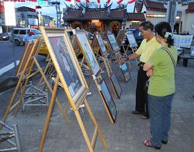 民众观赏正法图片展