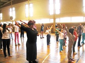 小学8年级的师生在学功