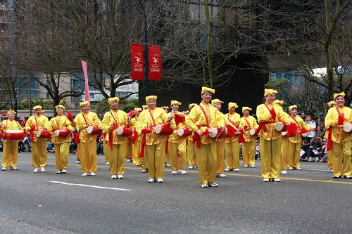 '精神饱满的腰鼓队'