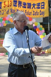 '杰拉德·弗拉德先生（Mr. Gerard Flood）代表澳大利亚民主工党（ Australian Democratic Labor Party） 在集会上致辞'