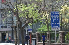 图2：甘肃路和哈密道交口右拐至南京路