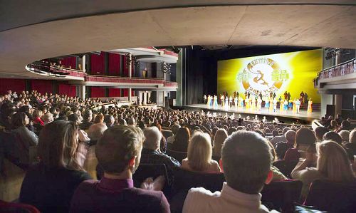 '二零一四年一月十六日至十九日，美国神韵世界艺术团于在加拿大密西沙加表演艺术中心的四天五场的演出，场场爆满，周末场提前两天爆满，一票难求再现密市剧场。'