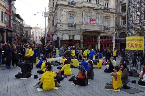 '法轮功学员在在Beyoglu Subway前炼功讲真相'