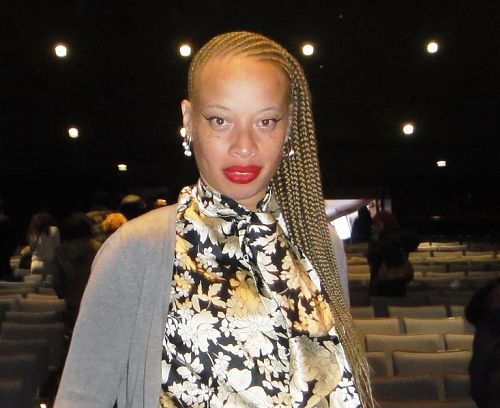 '加拿大顶级名模斯泰西·麦肯齐（Stacey McKenzie）称，被神韵的“完美”所感动。'