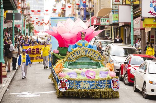 图：法轮功学员的大游行带给旧金山中西方人士心灵震撼