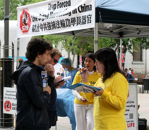 图1-4：西澳珀斯市闹市区，法轮功学员传播真相，征签反迫害