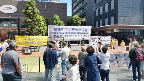 图1-3：新西兰法轮功学员在奥克兰市中心举办反酷刑展示，揭露中共迫害