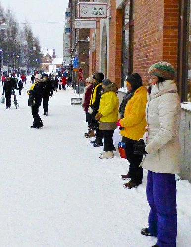 图1：法轮功学员来到于默奥庆祝该市成为2014欧洲文化首都的活动地传播法轮功真相。图为学员正在演示功法。