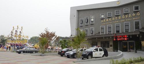 '法轮大法灯区紧邻南投警察局草屯分局，警员值完勤务后也忍不住到灯区拍下殊胜壮丽的花灯。'