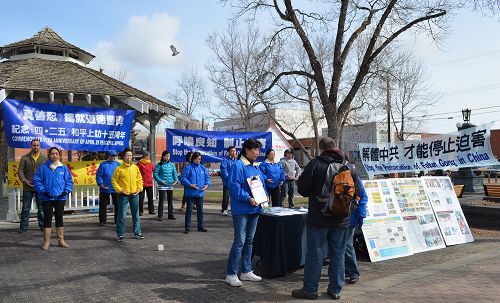 埃德蒙顿法轮功学员在市农贸市场旁的公园集体炼功