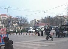 在法院门口戒严的警察及警车