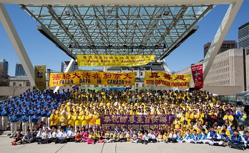 二零一四年五月十一日，法轮功学员在多伦多市政广场庆祝法轮大法传世二十二周年，祝贺李洪志师父生日快乐！