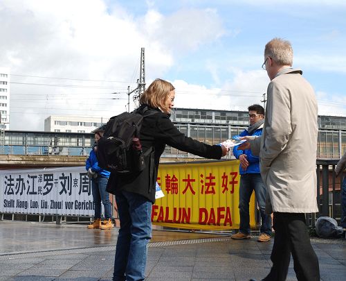 柏林法轮功学员常年坚持在亚诺维兹桥上演示功法，发真相传单