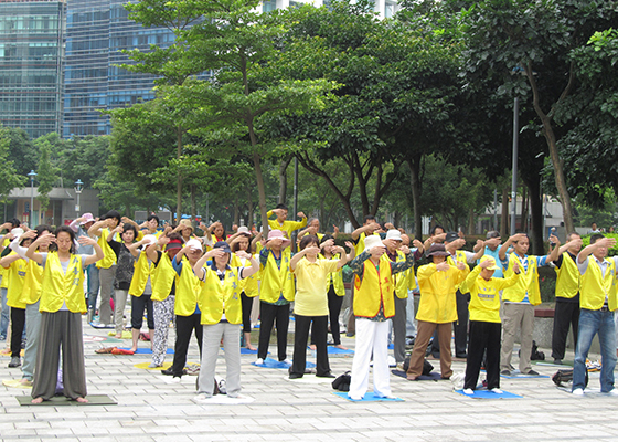 台北信义广场上炼功人的故事