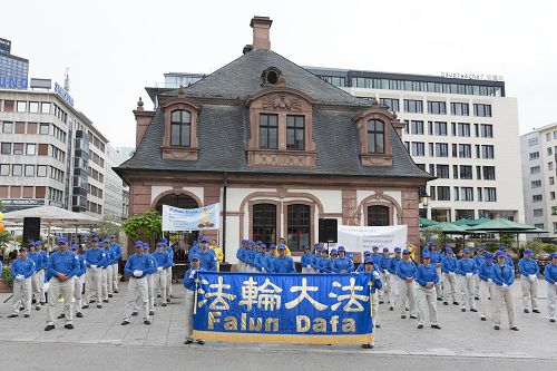 法轮功学员在市中心的集会