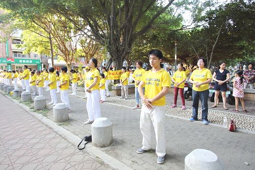 图7：人潮多的地点，有法轮功学员功法演示和免费义务教功，图为中央公园