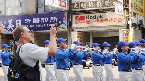 图13-14：除了驻足观看，有的民众拿起手机，拍下壮观的游行队伍，有的开心的和队伍合影。