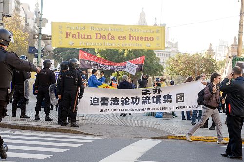 阿根廷法轮功学员的请愿活动现场