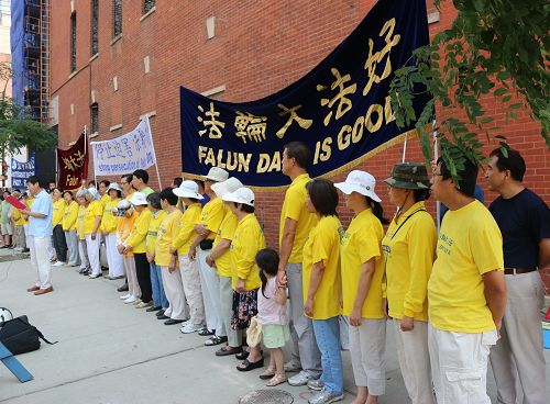 法轮功学员在中共驻芝加哥总领馆前抗议中共迫害