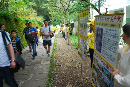 法轮功学员在神木区向游人讲真相