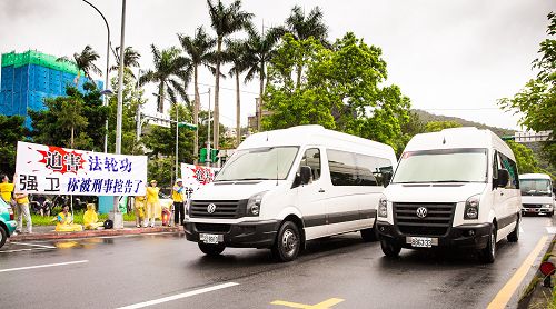 二十二日，强卫一行人坐车行经故宫博物院时，拉举横幅的法轮功学员高喊：“法轮大法好，停止迫害法轮功。”