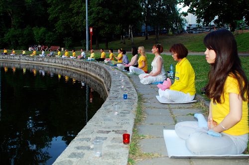 图5-6：二零一四年七月二十日，莫斯科学员在中使馆前抗议中共的迫害，并呼吁制止迫害。