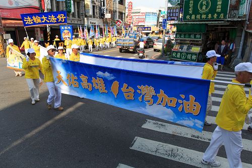 一位食品店的老板看到法轮大法好、天佑高雄、台湾加油的横幅，内心很激动说，“法轮功，你们很伟大，台湾有你们真好。”