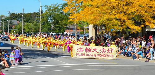 图3-4：由法轮功学员组成的多伦多腰鼓队参加第六十三届尼亚加拉葡萄酒节游行。