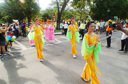 法轮功团体参加国际和平日“和平之旅”游行，队伍从太平湖和平广场浩荡出发