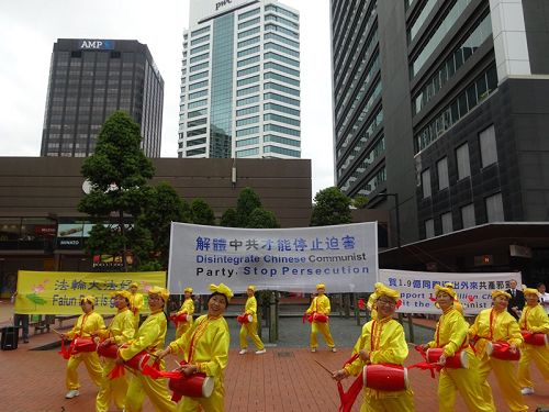 图3：法轮功学员表演的腰鼓，庆祝一亿九千万民众“三退”