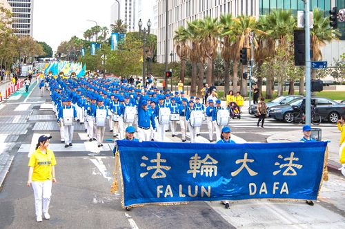 法轮功学员在洛杉矶市中心举行游行