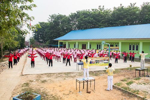 图1-2：约两百位大专生在操场学炼法轮功五套功法