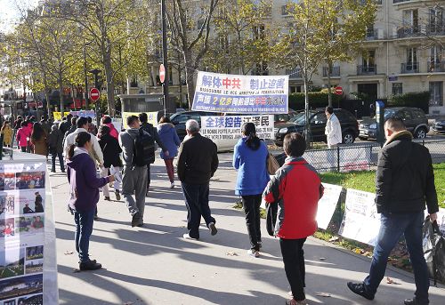 图1-2：法轮功学员在艾菲尔铁塔下设立真相景点，让许多大陆游客有机会了解真相。