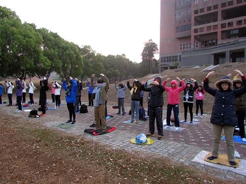 青年学子早起晨炼，正在做法轮大法第二套功法