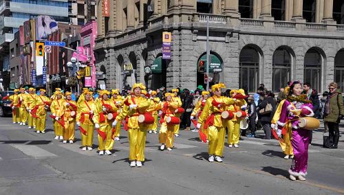 法轮功学员组成的腰鼓队参加第二十八届圣派翠克节游行（St. Patrick's Parade）受欢迎。