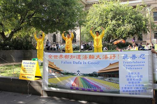 位于繁华市中心的省立图书馆（State Library）前，墨尔本法轮功学员利用周末时间向民众讲真相和征集反迫害签名。