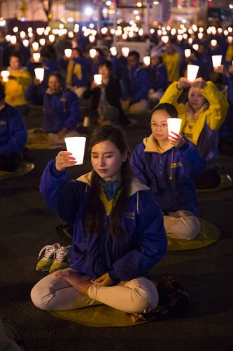 图1-4：纽约法轮功学员在中领馆前烛光静坐，纪念“四•二五”十六周年。