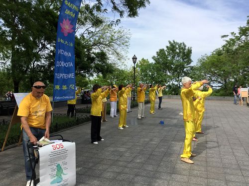 奥德萨市大法弟子集体演炼功法