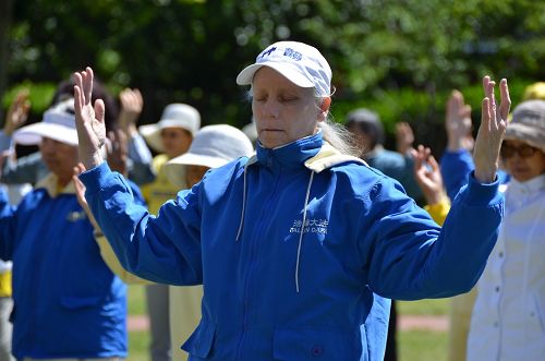 西人法轮功学员在炼功