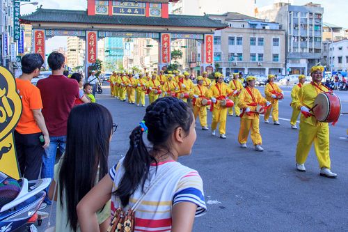 在高雄市举办的声援二亿人退党游行，由活泼亲切的法轮功腰鼓队压轴，很多观众驻足观注。