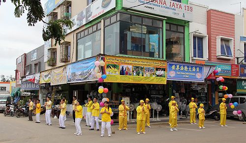 法轮功学员在巴淡岛波塔尼阿市场演示功法