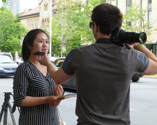 一位原意大利专业记者、现在加拿大的自由撰稿人经过活动现场，被现场的气氛吸引，他停下来拍照并做采访