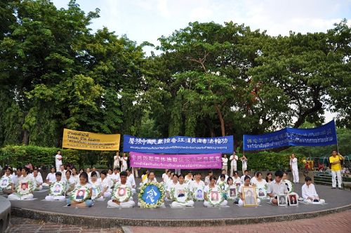 图3：傍晚，学员进行蠋光夜悼，悼念被中共迫害致死的法轮功学员，并呼吁制止迫害。